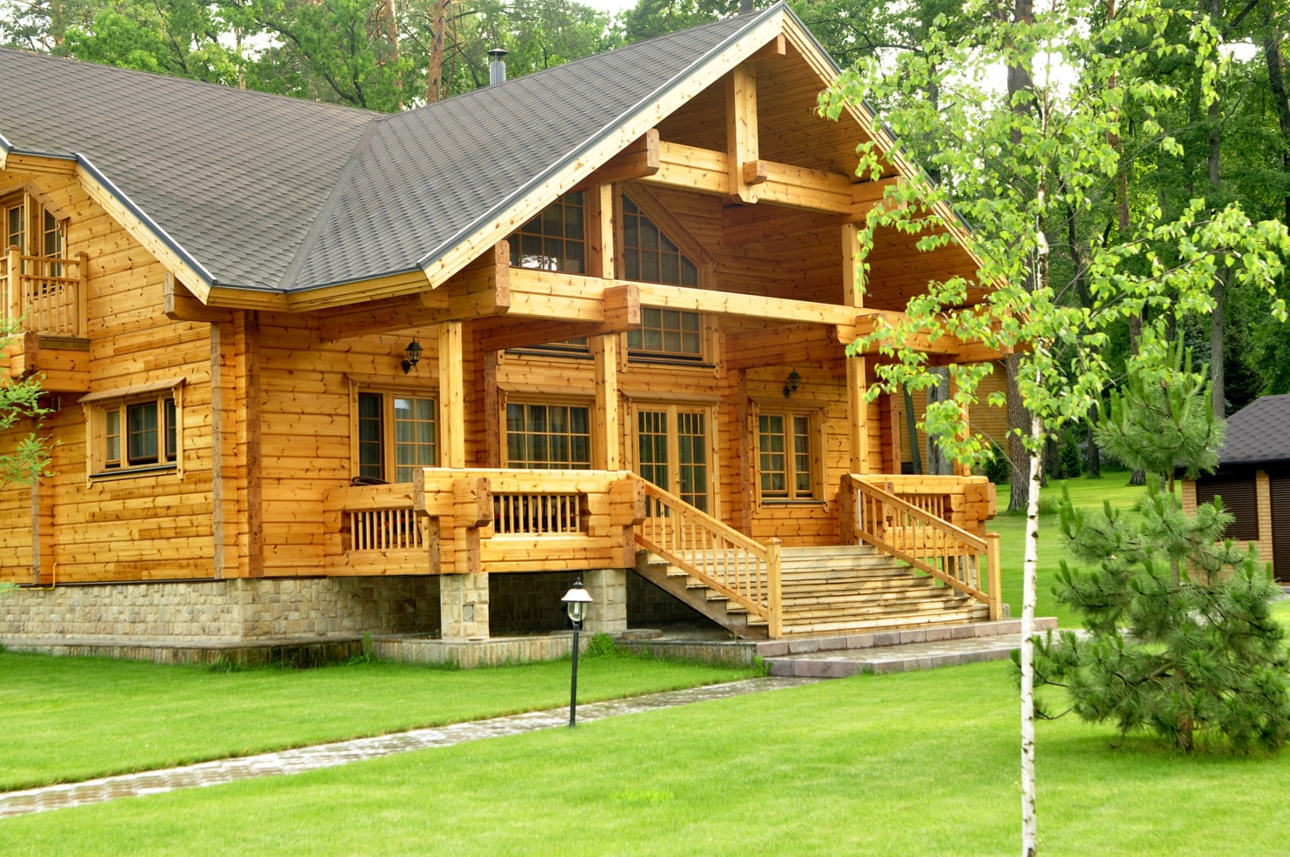 Как защитить фасад деревянного дома от влаги?